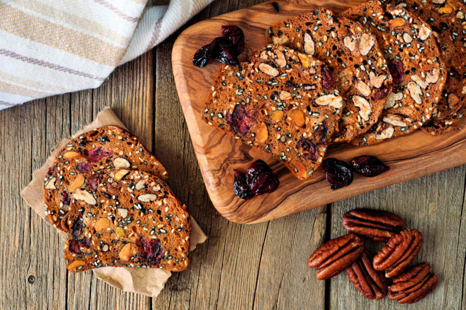 Karpaloilla ja joulumausteilla maustettu siemennäkkileipä – rapea lisä tämän vuoden joulupöytään