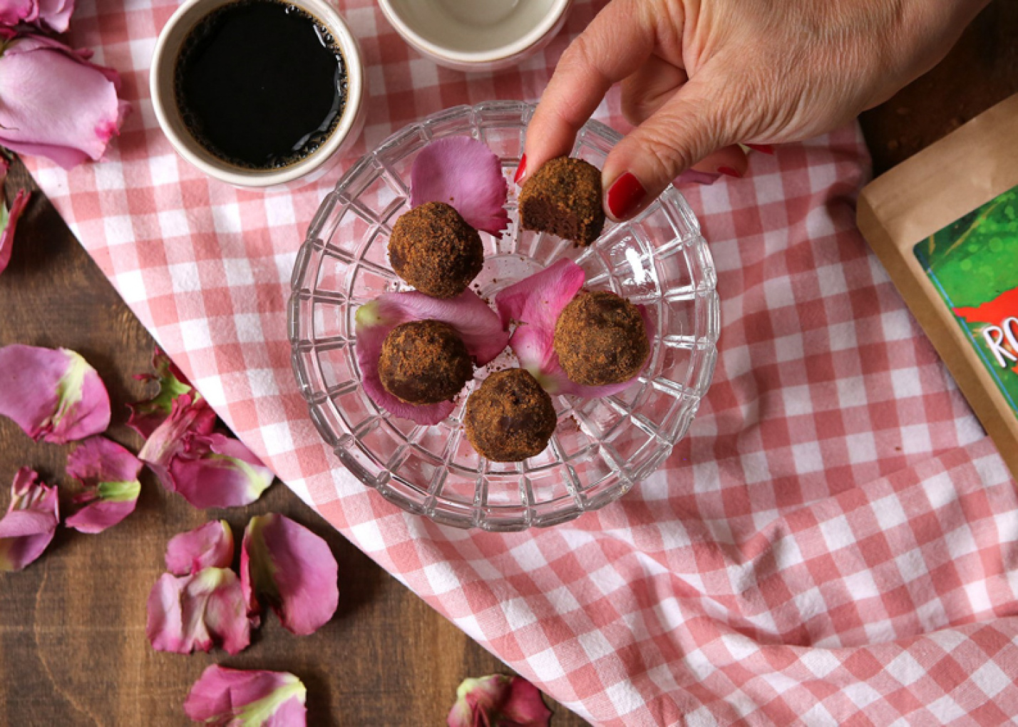 Raaka ruusunmarjatryffelit – ravitseva ja herkullinen lahja ystävänpäiväksi