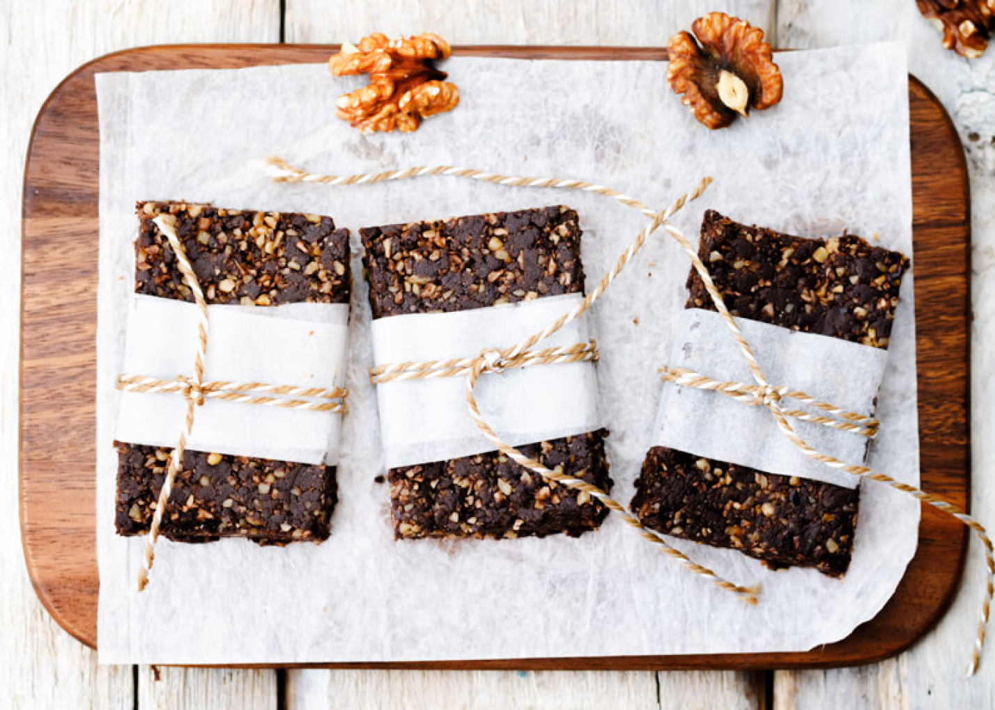 Så bakar du Raw energibars med dadlar, valnötter och choklad