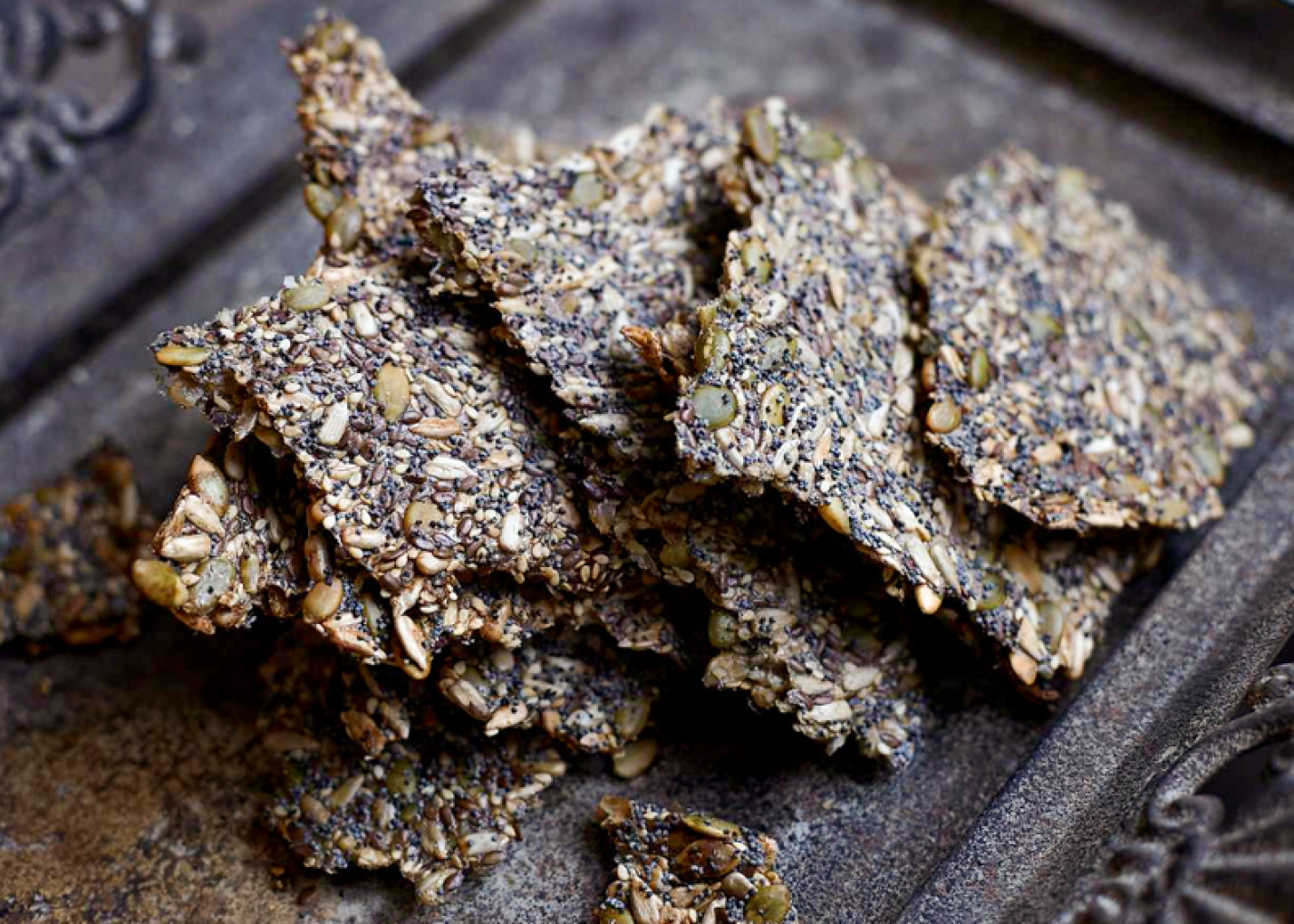 Mustapapulinssinäkkileipä karhunlaukan ja rosmariinin kera – gluteeniton herkku