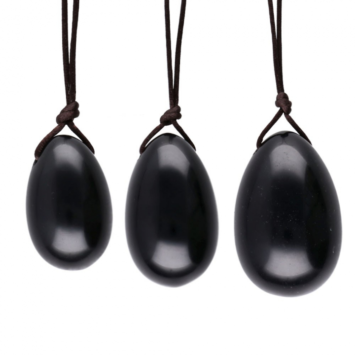 Yoni-munat Obsidiaani reiällä ja narulla 3 kpl ryhmässä Koti & Sielu / Harmoninen elämäntapa / Kiteet @ Rawfoodshop Scandinavia AB (9607)