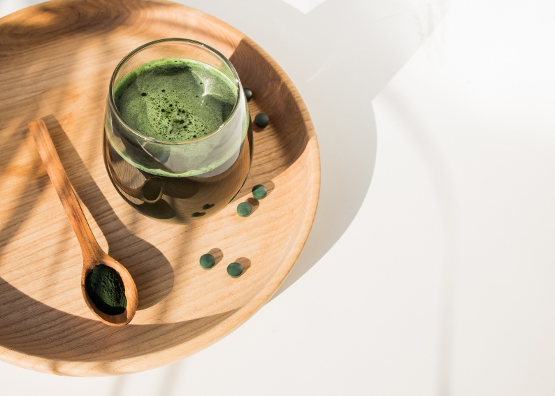 Spirulina, chlorella ja nokkosjauhe – kuinka käytät niitä?