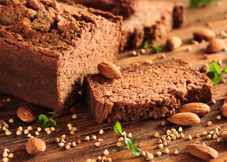 Leivo LCHF-leipää mantelijauhoista ja auringonkukansiemenistä Leivo LCHF-leipää mantelijauhoista ja auringonkukansiemenistä