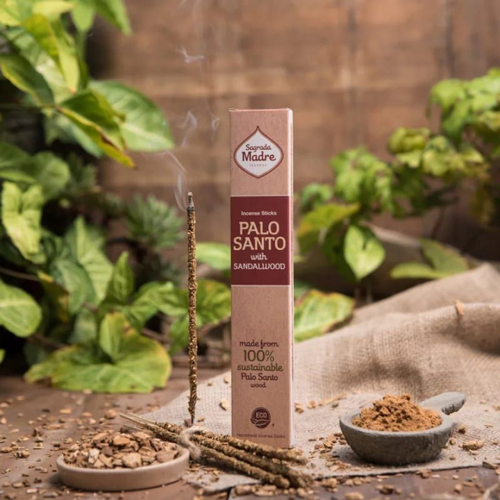 Palo Santo & Santelipuu -suitsuketikkuja 8 kpl ryhmässä Koti & Sielu / Tunnelma & tuoksu / Suitsuke @ Rawfoodshop Scandinavia AB (3-01)