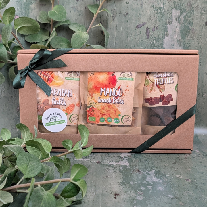 Lahjapakkaus Snacks & Suklaa LUOMU 1,2 kg ryhmässä Raaka-aineet / Karkkia & Suklaata / Välipalat @ Rawfoodshop Scandinavia AB (SNACKSBOX)